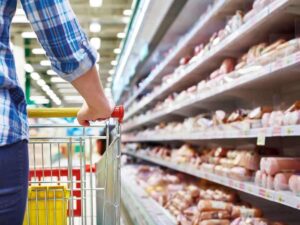 Donna spesa supermercato carrello