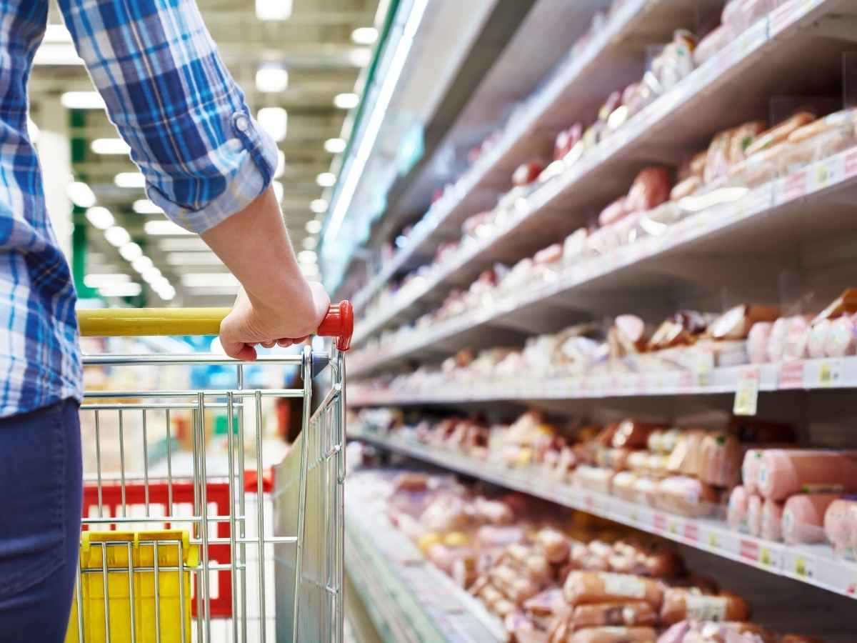 Donna spesa supermercato carrello