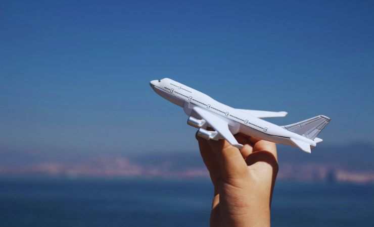 aereo in mano