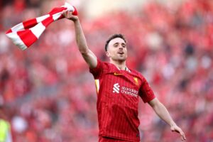 diogo jota sventola la bandiera dei Reds